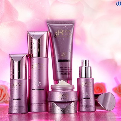 護膚品廠家:養(yǎng)成水光肌的方法